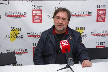 Санкт-Петербург. Лидер группы ДДТ Юрий Шевчук после выступления на фестивале `Наши в городе. Музыка свободы`, посвященном 35-летию Ленинградского рок-клуба и 15-летию `Нашего радио`, на Дворцовой площади.