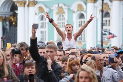 Санкт-Петербург. Зрители на фестивале `Наши в городе. Музыка свободы`, посвященном 35-летию Ленинградского рок-клуба и 15-летию `Нашего радио`, на Дворцовой площади.