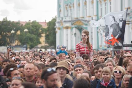 Санкт-Петербург. Зрители на фестивале `Наши в городе. Музыка свободы`, посвященном 35-летию Ленинградского рок-клуба и 15-летию `Нашего радио`, на Дворцовой площади.