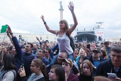 Санкт-Петербург. Зрители на фестивале `Наши в городе. Музыка свободы`, посвященном 35-летию Ленинградского рок-клуба и 15-летию `Нашего радио`, на Дворцовой площади.