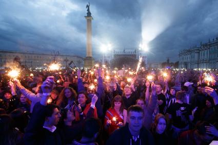 Санкт-Петербург. Зрители на фестивале `Наши в городе. Музыка свободы`, посвященном 35-летию Ленинградского рок-клуба и 15-летию `Нашего радио`, на Дворцовой площади.