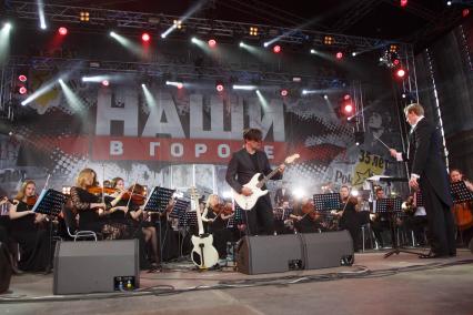 Санкт-Петербург. Музыкант Юрий Каспарян (в центре) выступает на фестивале `Наши в городе. Музыка свободы`, посвященном 35-летию Ленинградского рок-клуба и 15-летию `Нашего радио`, на Дворцовой площади.