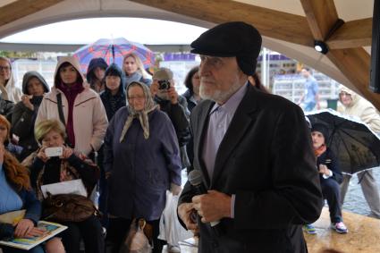 Москва. Председатель правления Международного экологического общества `Живая планета` Николай Дроздов  на книжном фестивале `Красная площадь`.