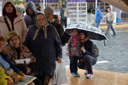 Москва. Посетители  на книжном фестивале `Красная площадь`.