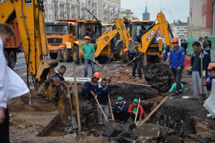 Москва. Ремонтные работы по благоустройству на Тверской улице.