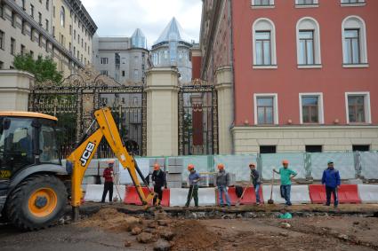 Москва. Ремонтные работы по благоустройству на Тверской улице.