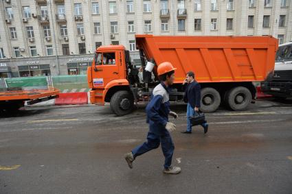 Москва. Ремонтные работы по благоустройству на Тверской улице.