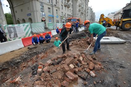 Москва. Ремонтные работы по благоустройству на Тверской улице.