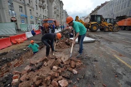 Москва. Ремонтные работы по благоустройству на Тверской улице.