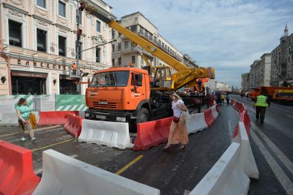 Москва. Спецтехника во время ремонтных работ  по благоустройству на Тверской улице.