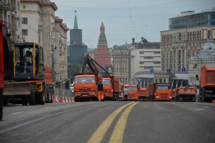 Москва. Спецтехника во время ремонтных работ  по благоустройству на Тверской улице.