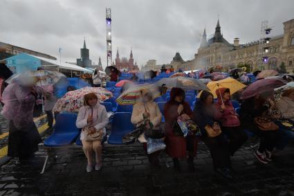 Москва. Женщины под зонтами на книжном фестивале `Красная площадь`.