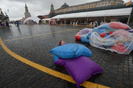 Москва. Посетители укрывались от холода   мягкими пуфиками  на книжном фестивале `Красная площадь`.