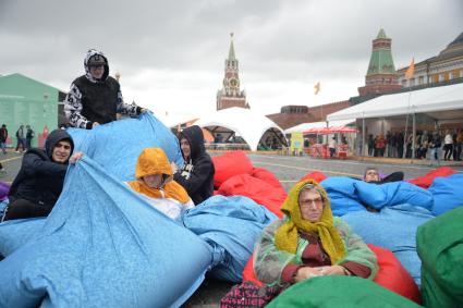 Москва. Посетители укрывались от холода мягкими пуфиками на книжном фестивале `Красная площадь`.