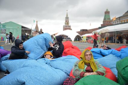 Москва. Посетители укрывались от холода   мягкими пуфиками  на книжном фестивале `Красная площадь`.