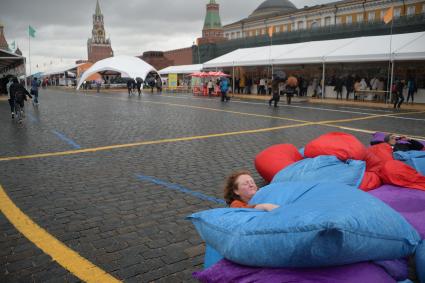 Москва. Посетители укрывались от холода   мягкими пуфиками  на книжном фестивале `Красная площадь`.