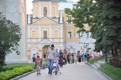 Московская область. Сергиев Посад. Посетители и паломники  в Троице-Сергиевой лавре.