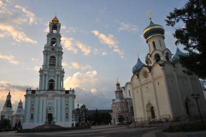 Московская область. Сергиев Посад. Колокольня  и Успенский собор в Троице-Сергиевой лавре.