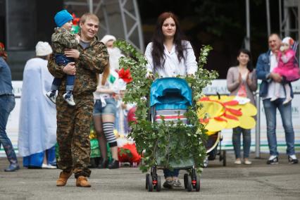 Ставрополь. Участники конкурса `Дефиле колясок`.