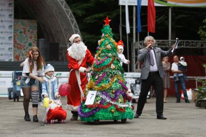 Ставрополь. Участники конкурса `Дефиле колясок`.