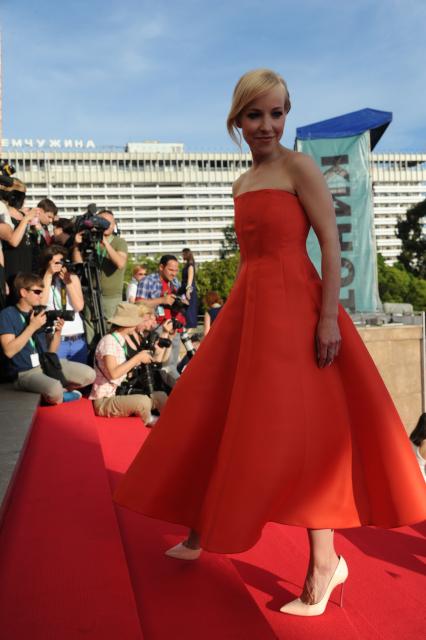 Сочи. Актриса Мария Шалаева на церемонии открытия XXVII Открытого Российского кинофестиваля `Кинотавр`.