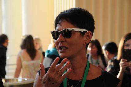 Сочи. Писатель и общественный деятель Ирина Хакамада на церемонии открытия XXVII Открытого Российского кинофестиваля `Кинотавр`.