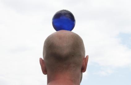 Нижний Новгород. Фестиваль жонглеов. Мяч на голове  мужчины.