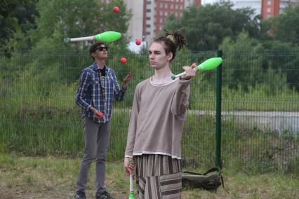 Нижний Новгород. Фестиваль жонглеов. Мужчина жонглирует булавами.