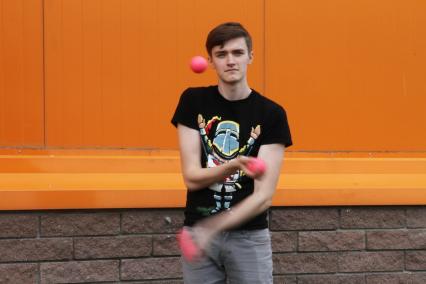 Нижний Новгород. Фестиваль жонглеов. Мужчина жонглирует мячами.