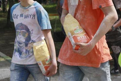 Барнаул.   Подростки с пакетами муки на фестивале красок.