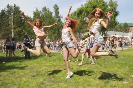 Барнаул. Девушки танцуют на фестивале красок.