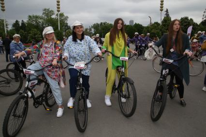 Диск 165.  актриса  телеведущая Екатерина Стриженова с дочерьми  Александрой и  Анастасией  (справа)