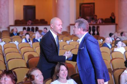 Сочи. Режиссер Федор Бондарчук и певец Лев Лещенко (слева направо) на церемонии открытия XXVII Открытого Российского кинофестиваля `Кинотавр`.