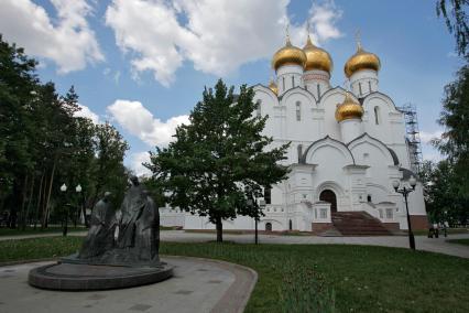 Ярославль. Скульптура`Троица` и    Успенский  кафедральный  собор.