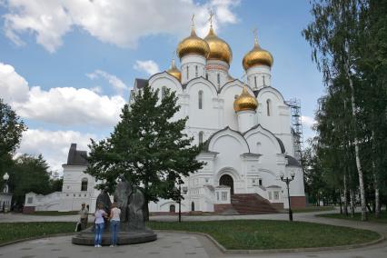 Ярославль. Скульптура`Троица` и    Успенский  кафедральный  собор.