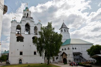 Ярославль. Звонница с церковью Печерской иконы Божией Матери.