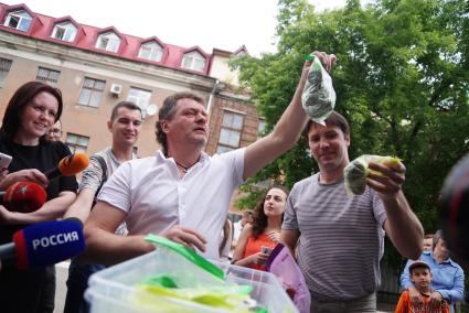 Екатеринбург. Уральский Федеральный университет. Сотрудники УрФУ Александр Пастухович (слева) и Михаил Ларионов (справа) достают метеориты доставленные из Антарктиды, во время Антарктической метеоритной экспедиции УрФУ.