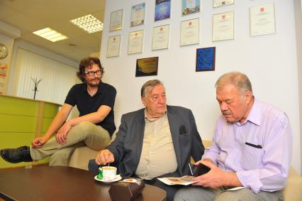 Москва. Главный редактор радио `КП` Евгений Арсюхин , писатель, главный редактор газеты `Завтра` Александр Проханов и заместитель редактора отдела международной и внутренней политики `КП`Александр Гамов (слева направо) в редакции `Комсомольская правда.