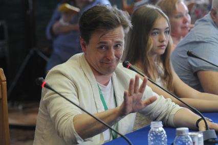 Сочи. Актер Сергей Безруков и актриса Анастасия Безрукова на пресс-конференции фильма Анны Матисон `После тебя` в рамках 27-го Открытого российского кинофестиваля `Кинотавр`.