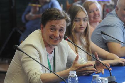 Сочи. Актер Сергей Безруков и актриса Анастасия Безрукова на пресс-конференции фильма Анны Матисон `После тебя` в рамках 27-го Открытого российского кинофестиваля `Кинотавр`.
