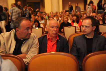 Сочи. Актер Сергей Гармаш, продюсер, президент фестиваля `Кинотавр` Александр Роднянский и министр культуры РФ Владимир Мединский (слева направо) перед конкурсным показом на XXVII Открытом Российском кинофестивале `Кинотавр`.