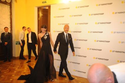 Сочи. Председатель попечительского совета `Кинотавра`, режиссер Федор Бондарчук и актриса Паулина Андреева на церемонии закрытия XXVI Открытого Российского кинофестиваля `Кинотавр`.