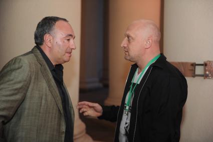 Сочи. Актер и режиссер Юрий (Гоша) Куценко и президент кинофестиваля Александр Роднянский (слева ) на премьере фильма `Врач` на 27-м Открытом российском кинофестивале `Кинотавр`.