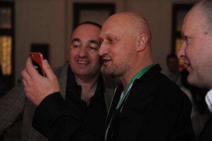 Сочи. Актер и режиссер Юрий (Гоша) Куценко и президент кинофестиваля Александр Роднянский (слева ) на премьере фильма `Врач` на 27-м Открытом российском кинофестивале `Кинотавр`.