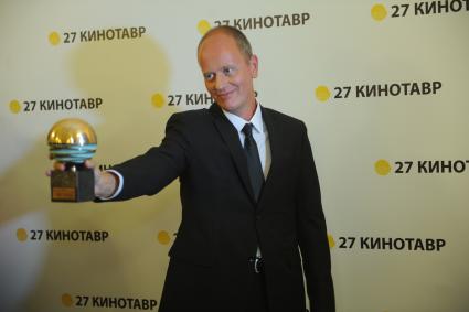 Сочи. Режиссер Алексей Красовский с призом `За лучшую операторскую работу` Дениса Фирстова за работу над его фильмом `Коллектор` на церемонии закрытия XXVI Открытого Российского кинофестиваля `Кинотавр`.