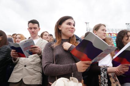 Екатеринбург. Исторический сквер. Участники сводного хора из 1400 хористов во время выступления. Празднование дня России