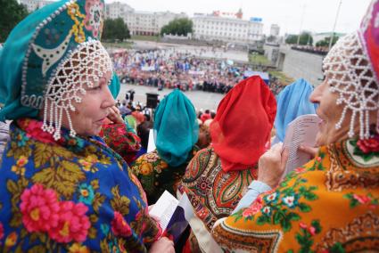 Екатеринбург. Исторический сквер. Участники сводного хора из 1400 хористов во время выступления. Празднование дня России