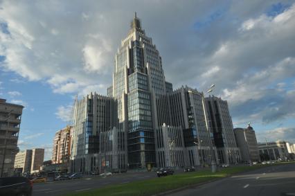 Москва.  Здание бизнес-центра `Оружейный` на Садовом кольце.