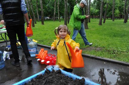 Москва.  В Перовском парке  в рамках проекта ` Дача в большом городе` горожане своими руками сажают  овощи.