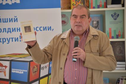 Москва. Журналист `КП` Андрей Дятлов  представляет книгу `Патриарх Тихон`в рамках книжного фестиваля `Красная площадь`.